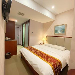 Economy Queen Room